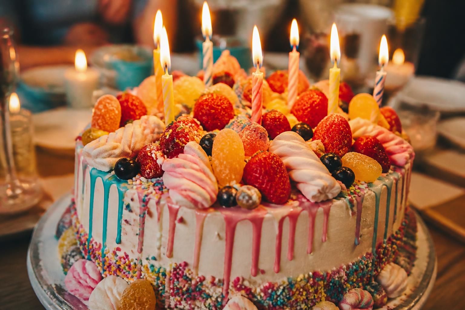 découvrez un gâteau d'anniversaire original et bluffant qui émerveillera aussi bien les enfants que les adultes, parfait pour rendre votre fête inoubliable.