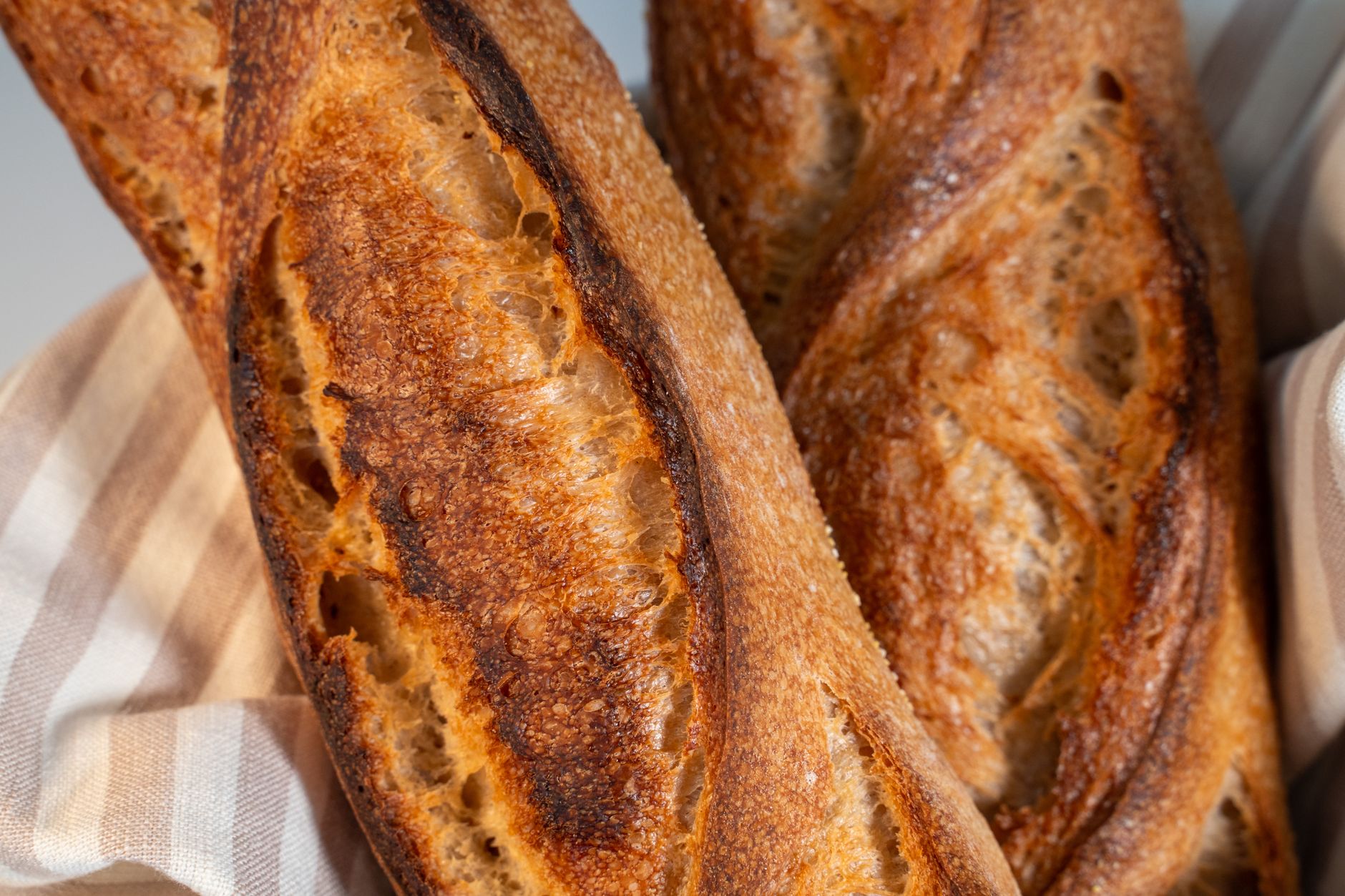 Baguette maison au four la — baguette maison fraîche croûte
