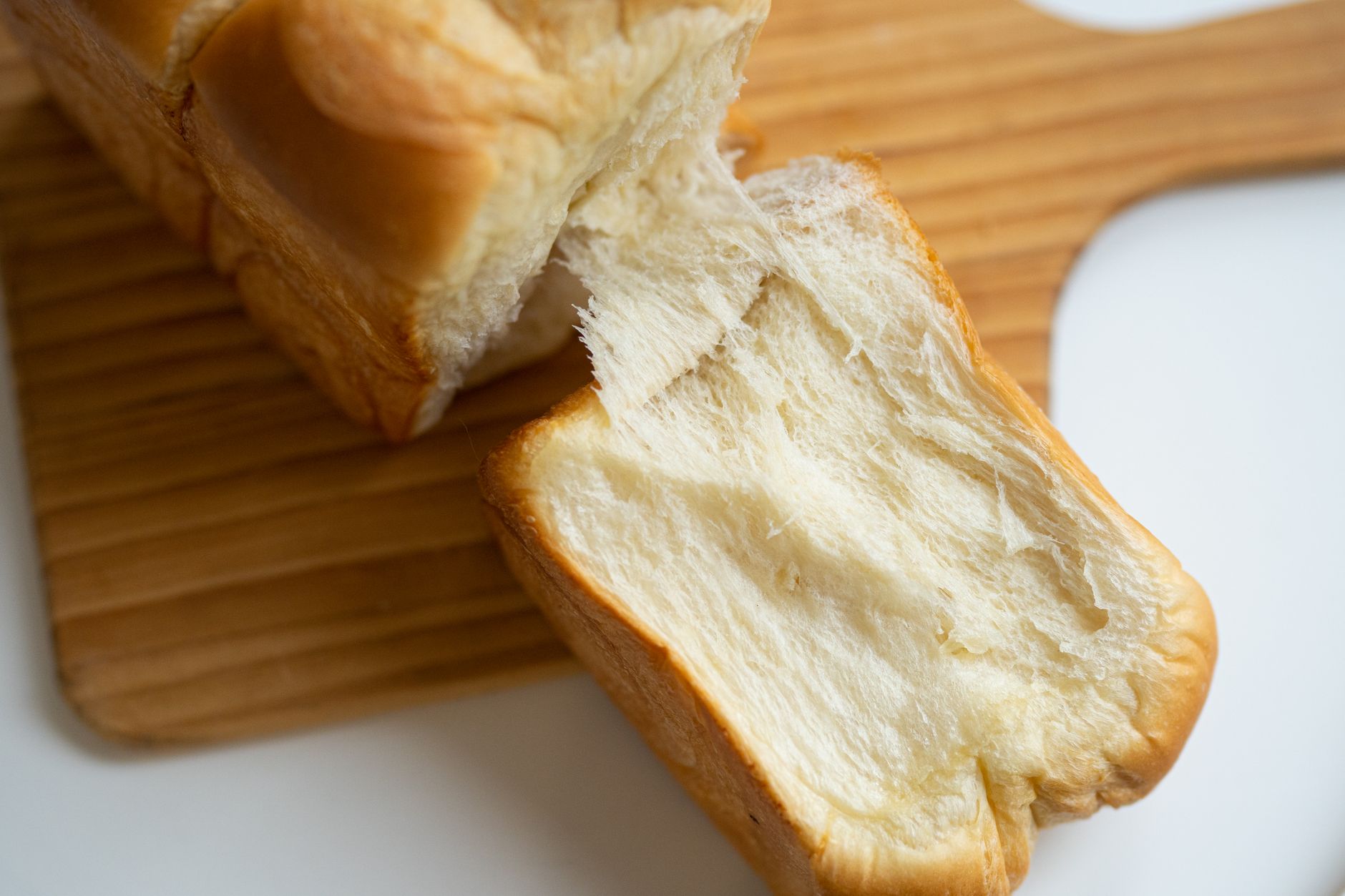 Brioche facile au robot : comprendre les ingrédients pour une mie moelleuse et filante — pain brioché moelleux tout juste cuit