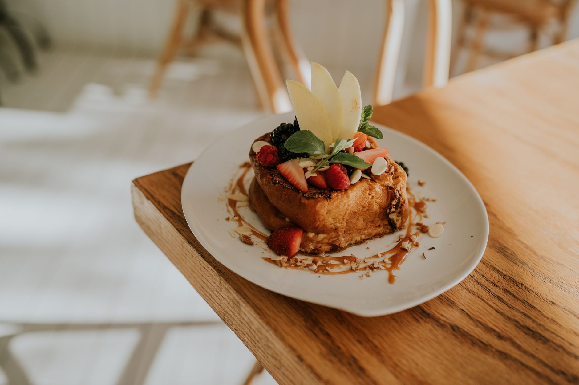 Brioche perdue moelleuse et caramélisée : la recette gourmande détaillée — brioche perdue avec sauce caramel