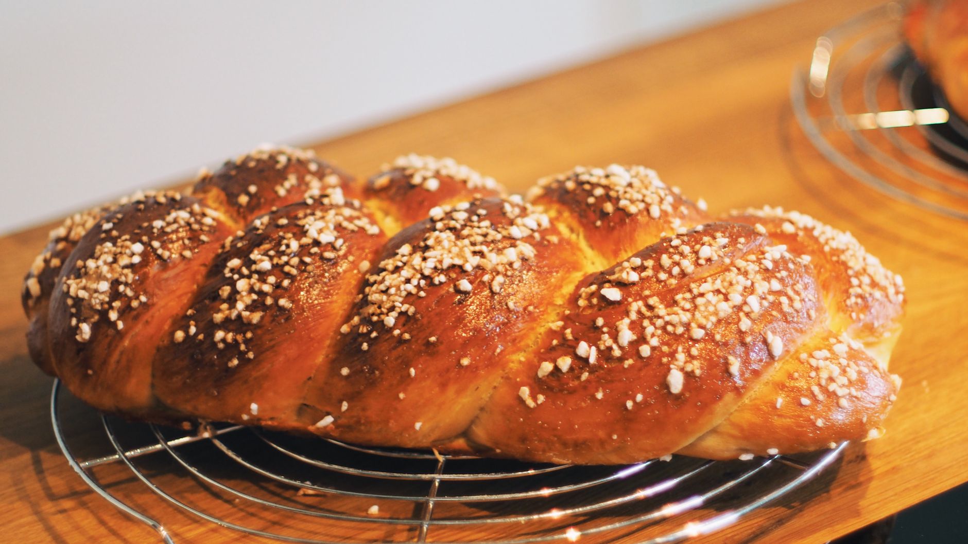 Recette de brioche tressée maison moelleuse et filante — brioche tressée pain frais