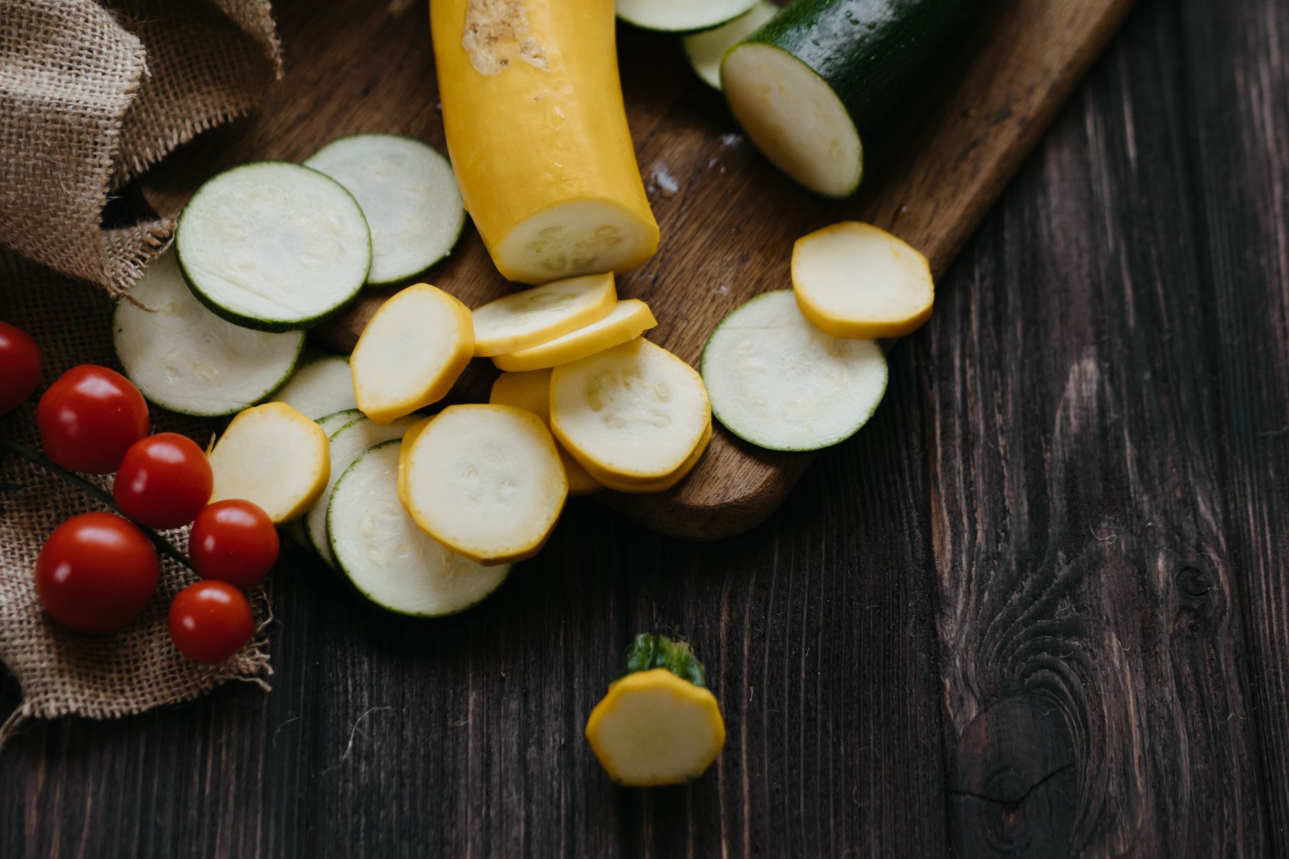 Cake aux courgettes moelleux, féta — part de cake aux courgettes féta lardons
