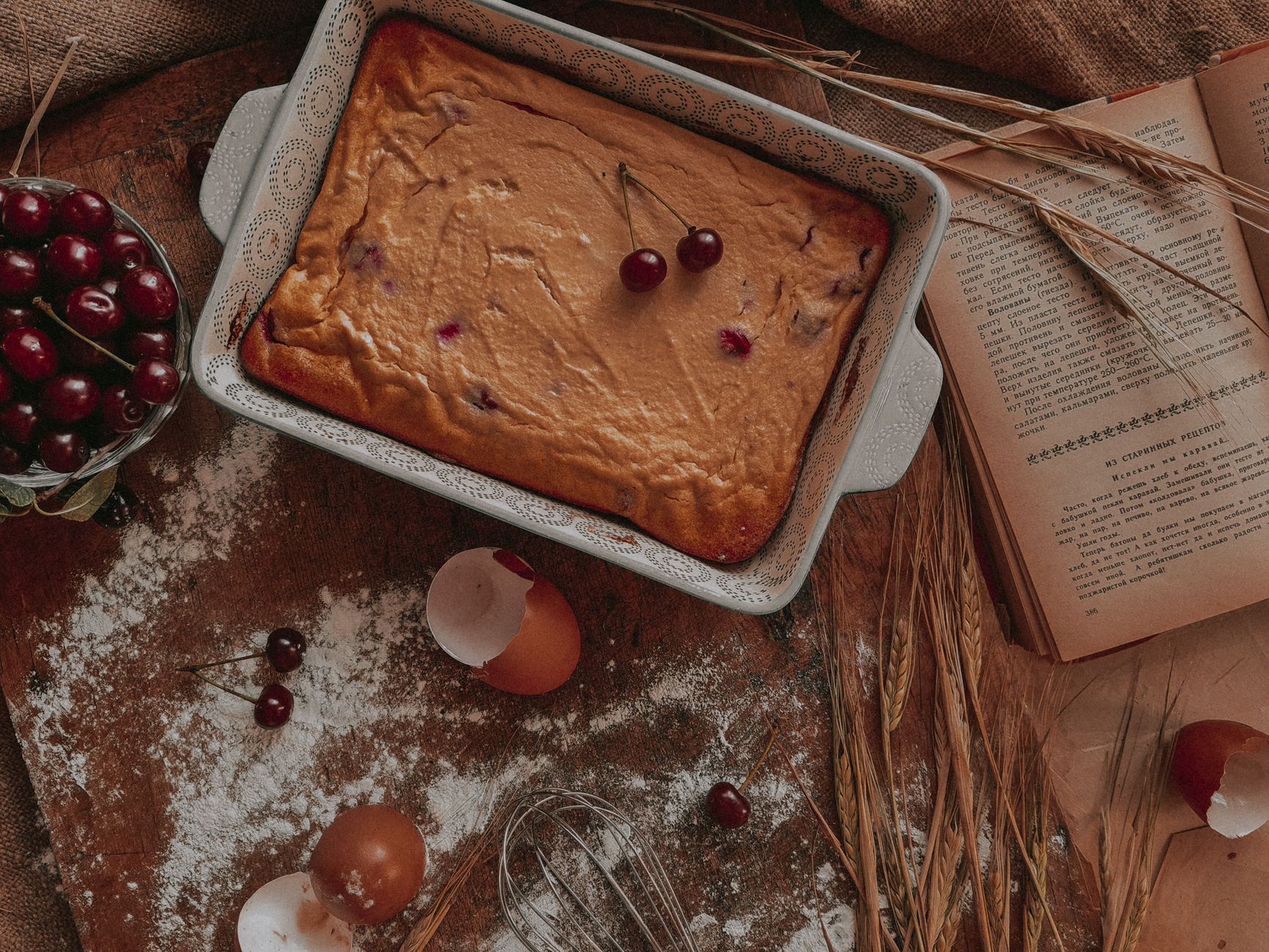 Clafoutis traditionnel bien fondant, comme — clafoutis traditionnel aux cerises