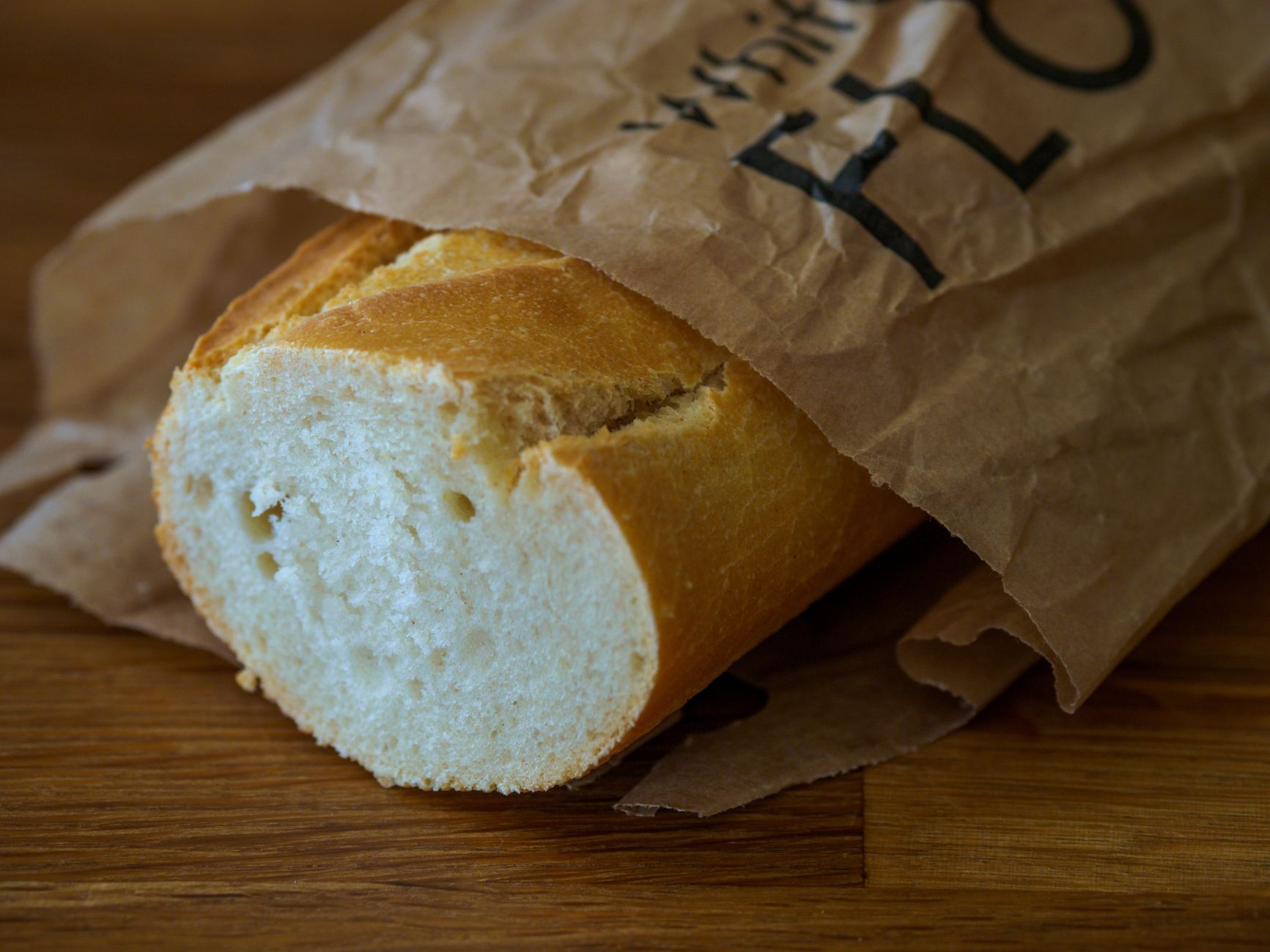 Les bases pour congeler le pain sans le massacrer, du tranché à la baguette — pain tranché congelé dans un sac plastique