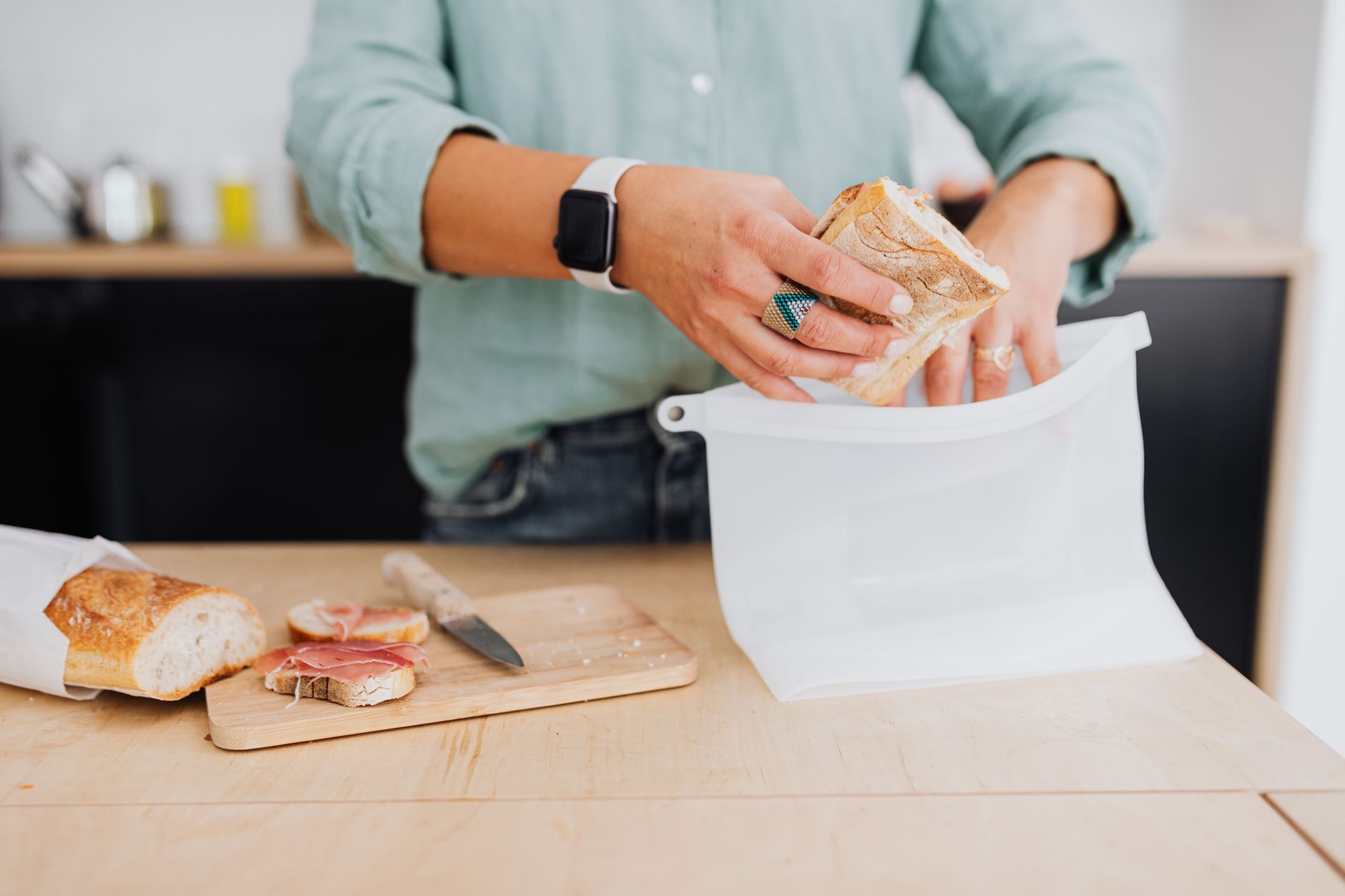 Comment congeler le pain correctement, — pain tranché congelé dans un sac plastique