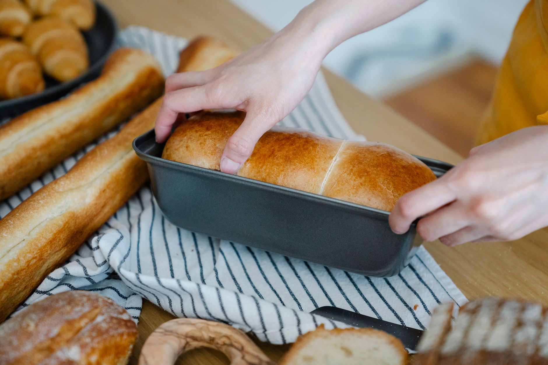 Comment décongeler du pain sans — pain frais sur une table
