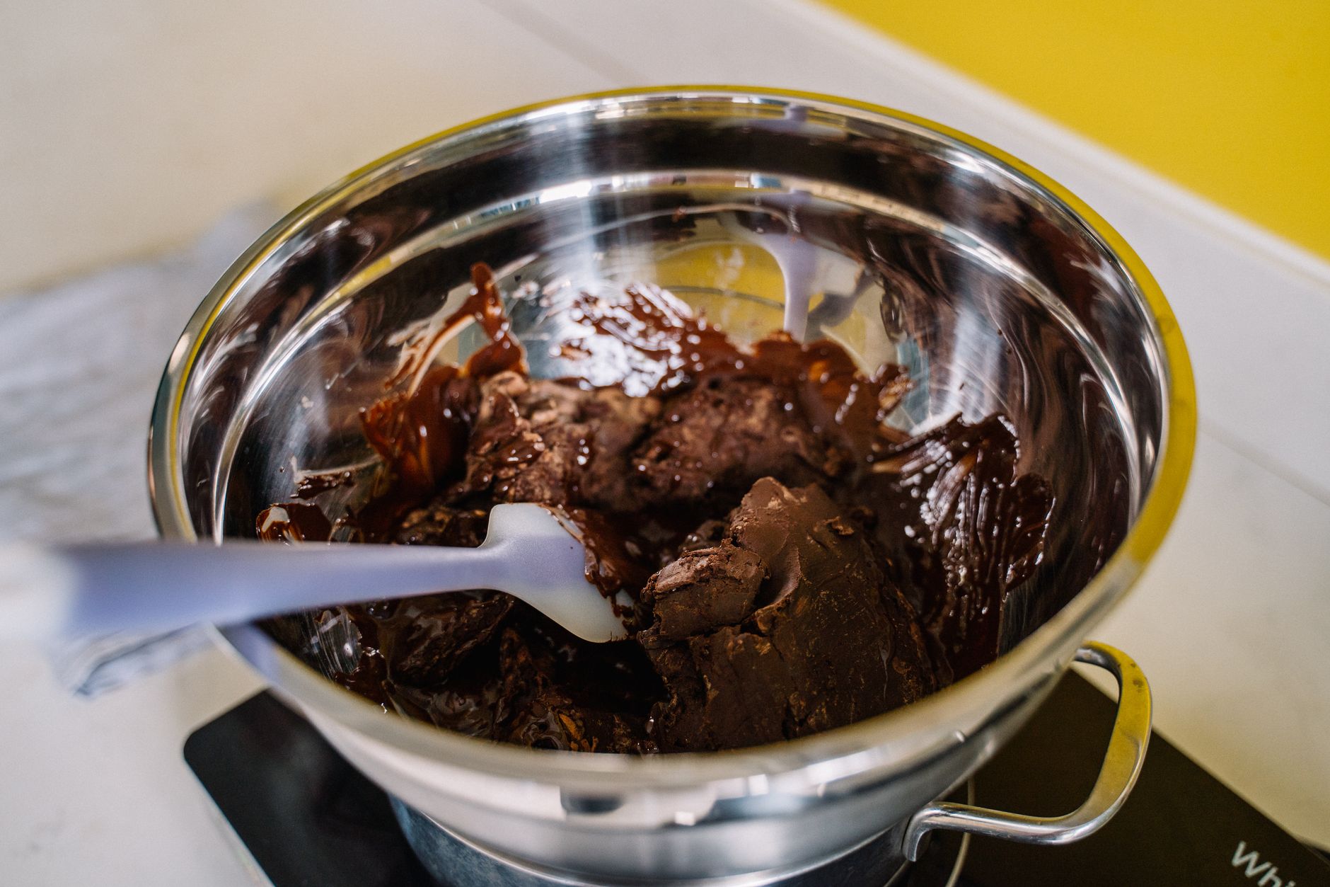 Faire fondre chocolat au bain-marie sans qu’il durcisse trop vite — bol de chocolat fondu cuillère