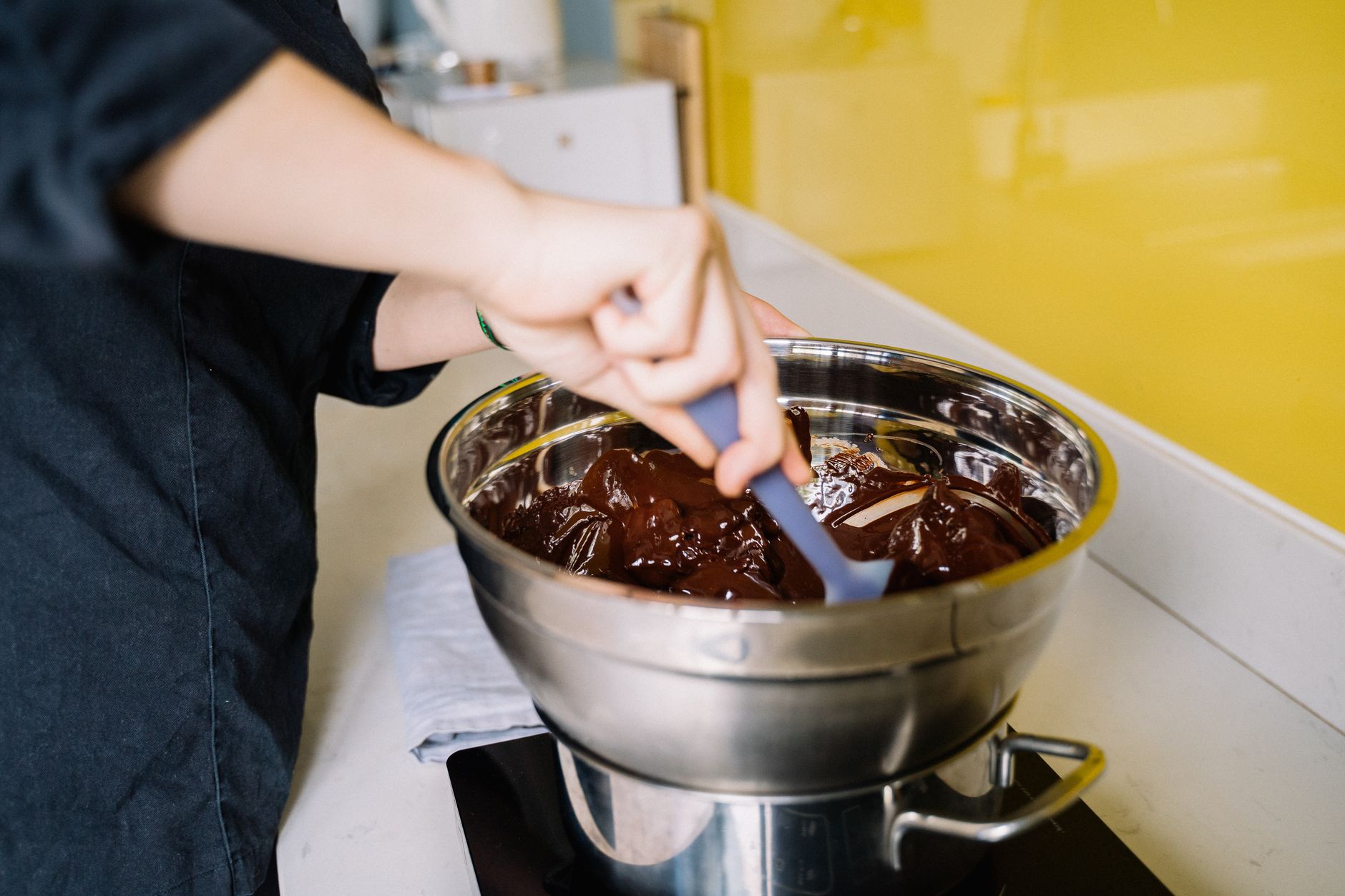 Comment faire fondre du chocolat — bol de chocolat fondu cuillère