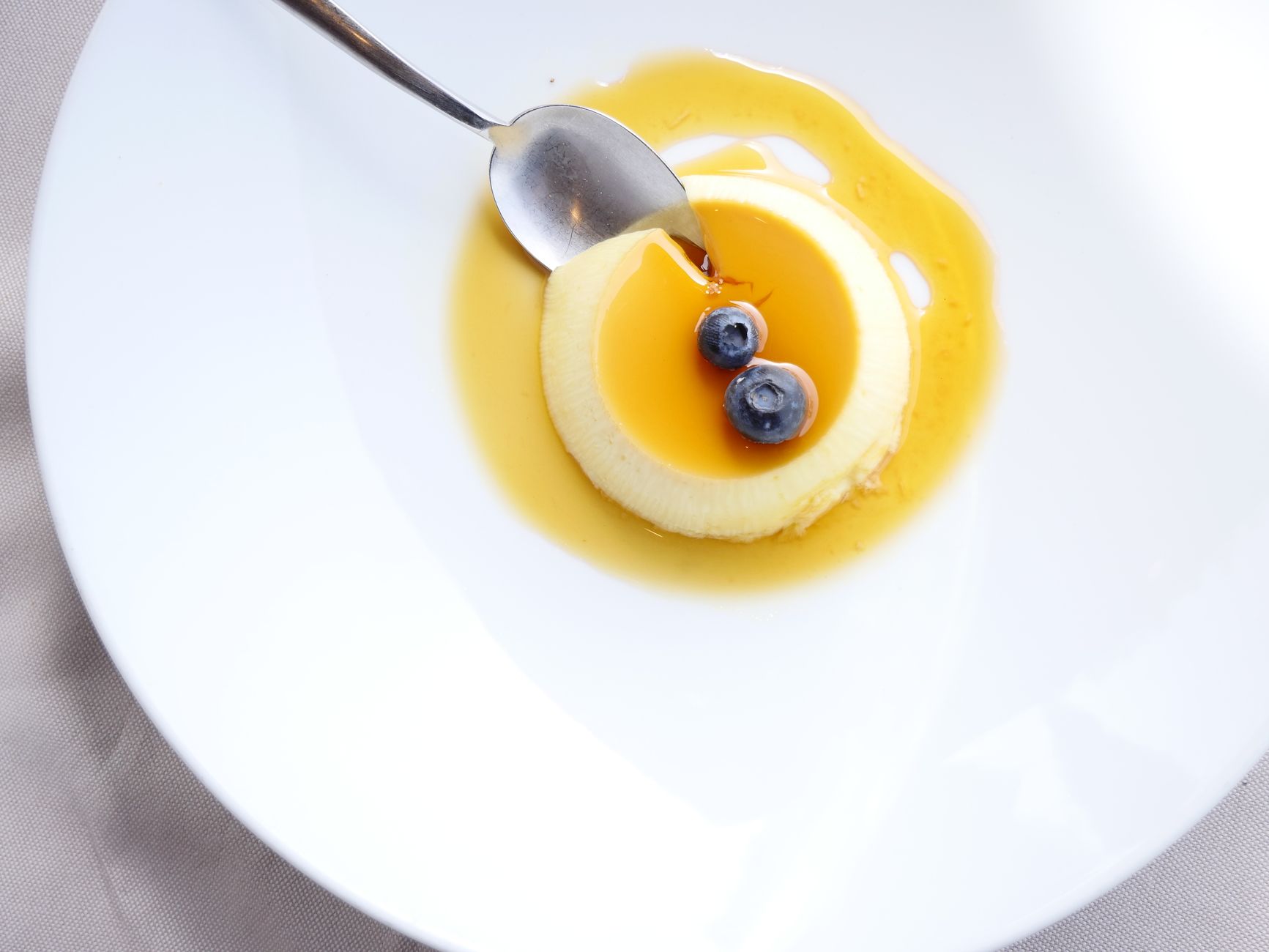 Crème anglaise inratable la méthode — crème anglaise vanille dans un bol