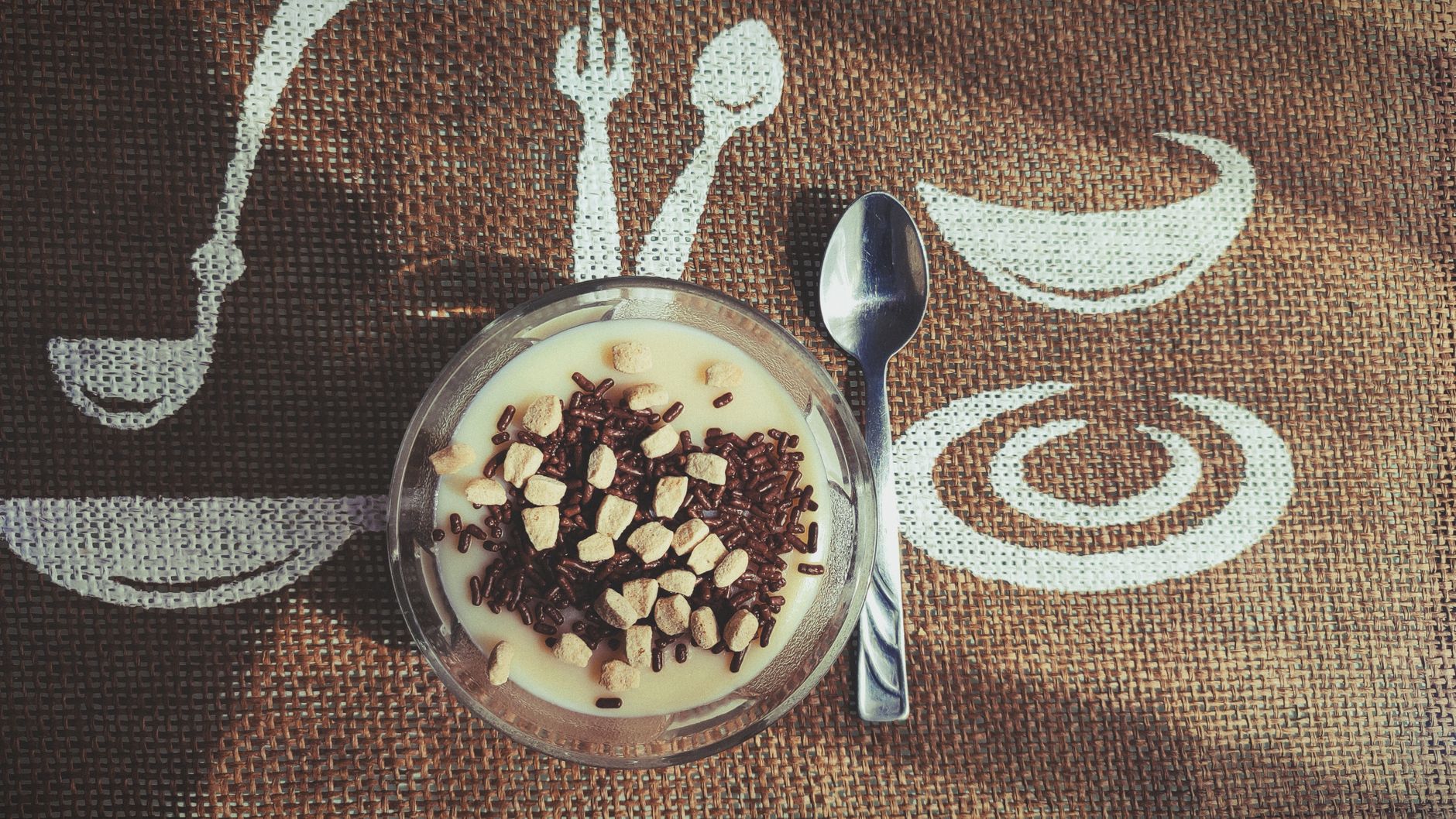 Crème au chocolat maison à — bol de crème au chocolat maison
