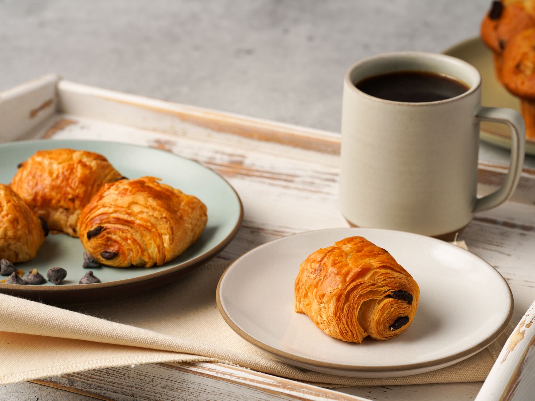 Des pains au chocolat maison feuilletés comme en boulangerie : poser les bases — pains au chocolat maison en cuisson