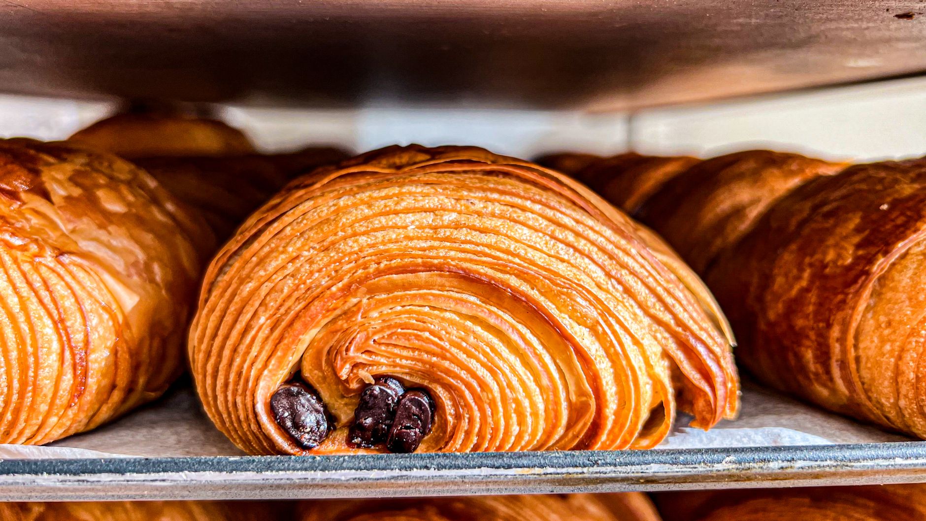 Des pains au chocolat maison, — pains au chocolat maison en cuisson