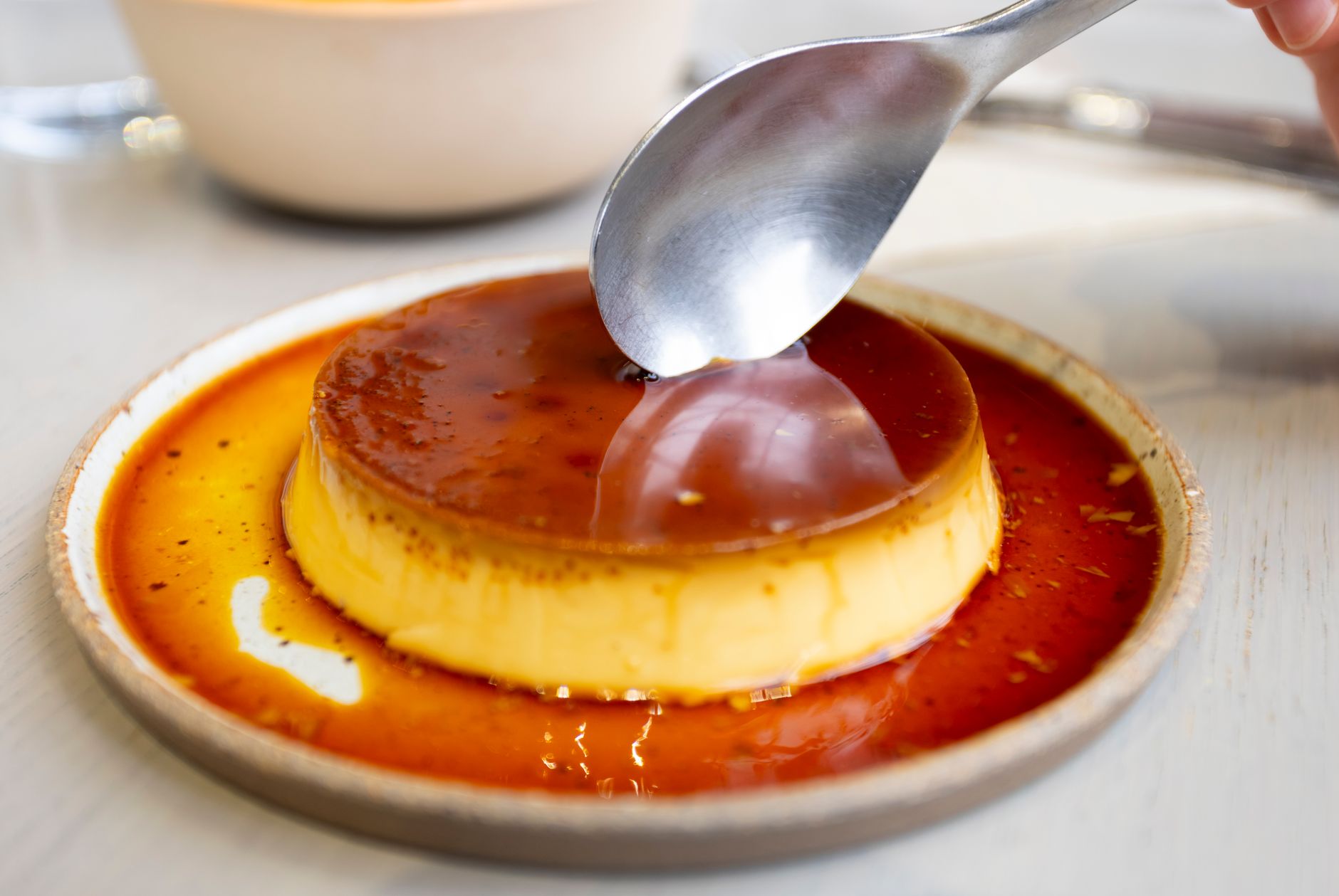 Flan pâtissier façon chef étoilé, — flan crémeux dessert avec sauce caramel