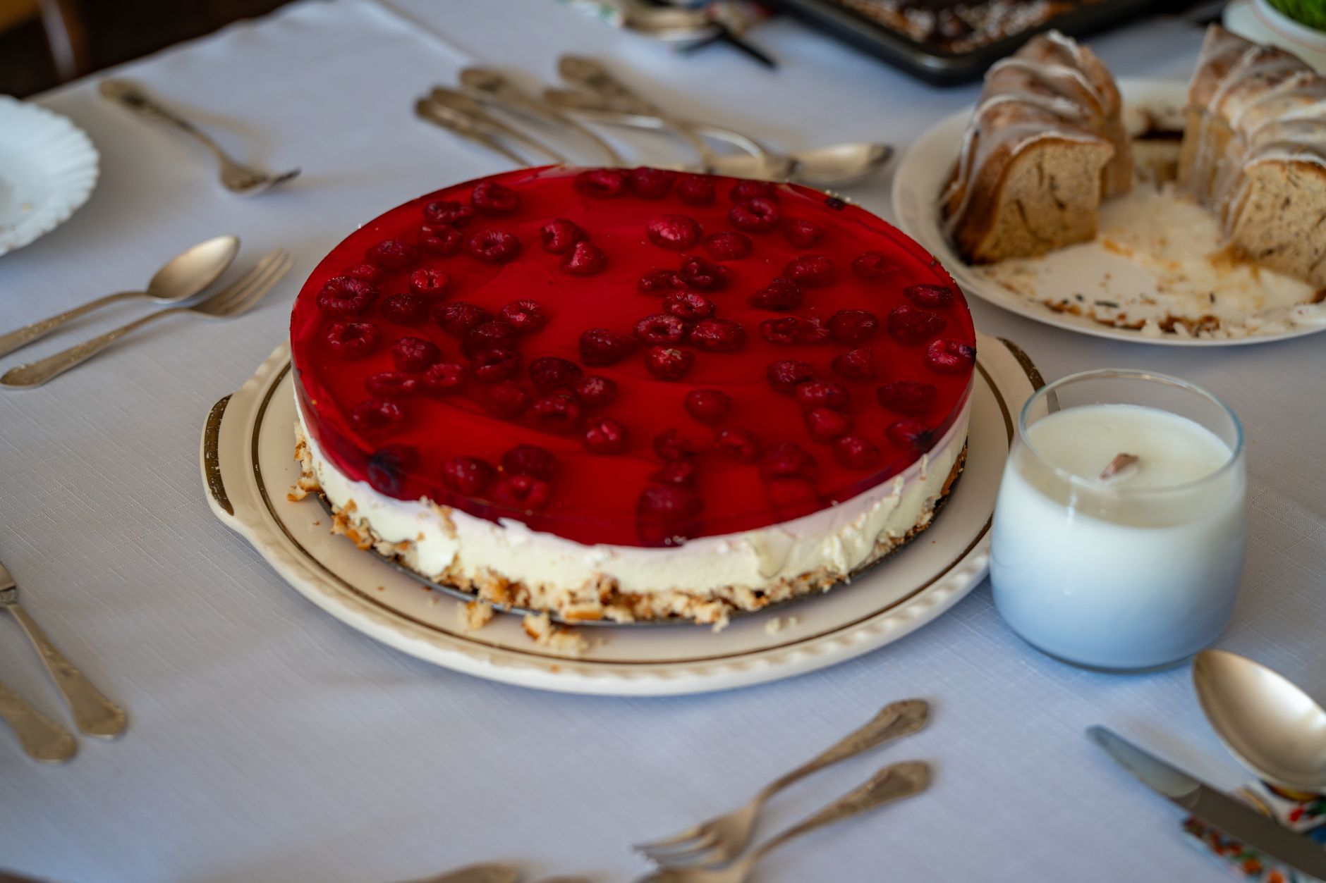 Un gâteau au fromage blanc et aux framboises entre flan et dessert moelleux — gâteau au fromage blanc avec framboises