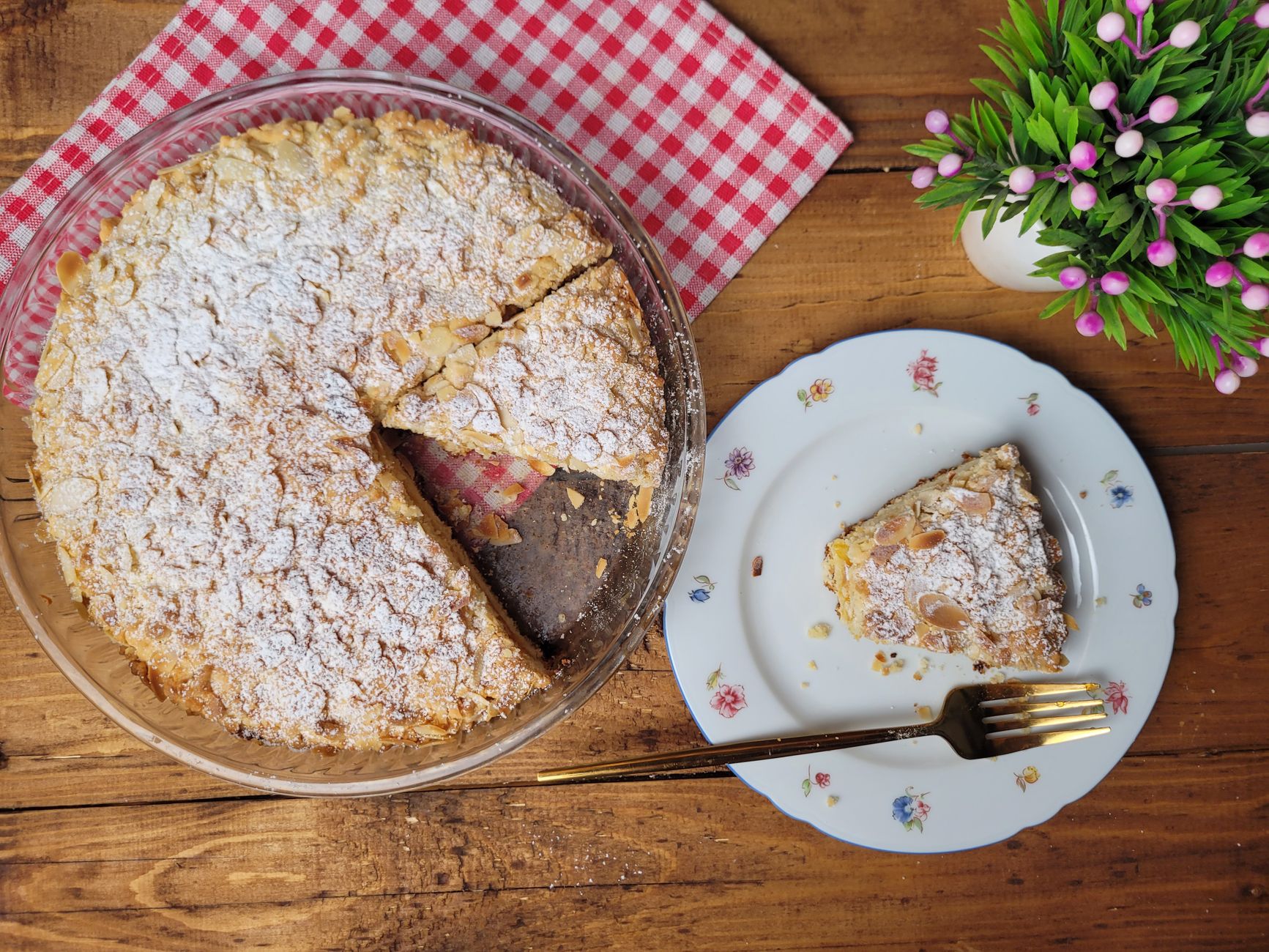 Gâteau de semoule façon grand-mère, — part de gâteau de semoule aux amandes
