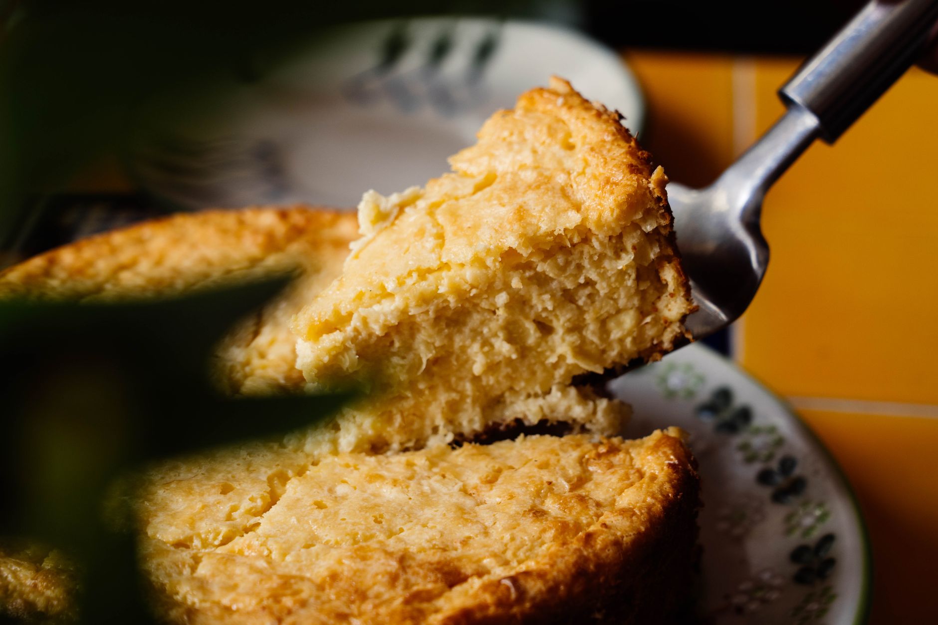 Gâteau nature moelleux au yaourt, — part de gâteau au yaourt moelleux