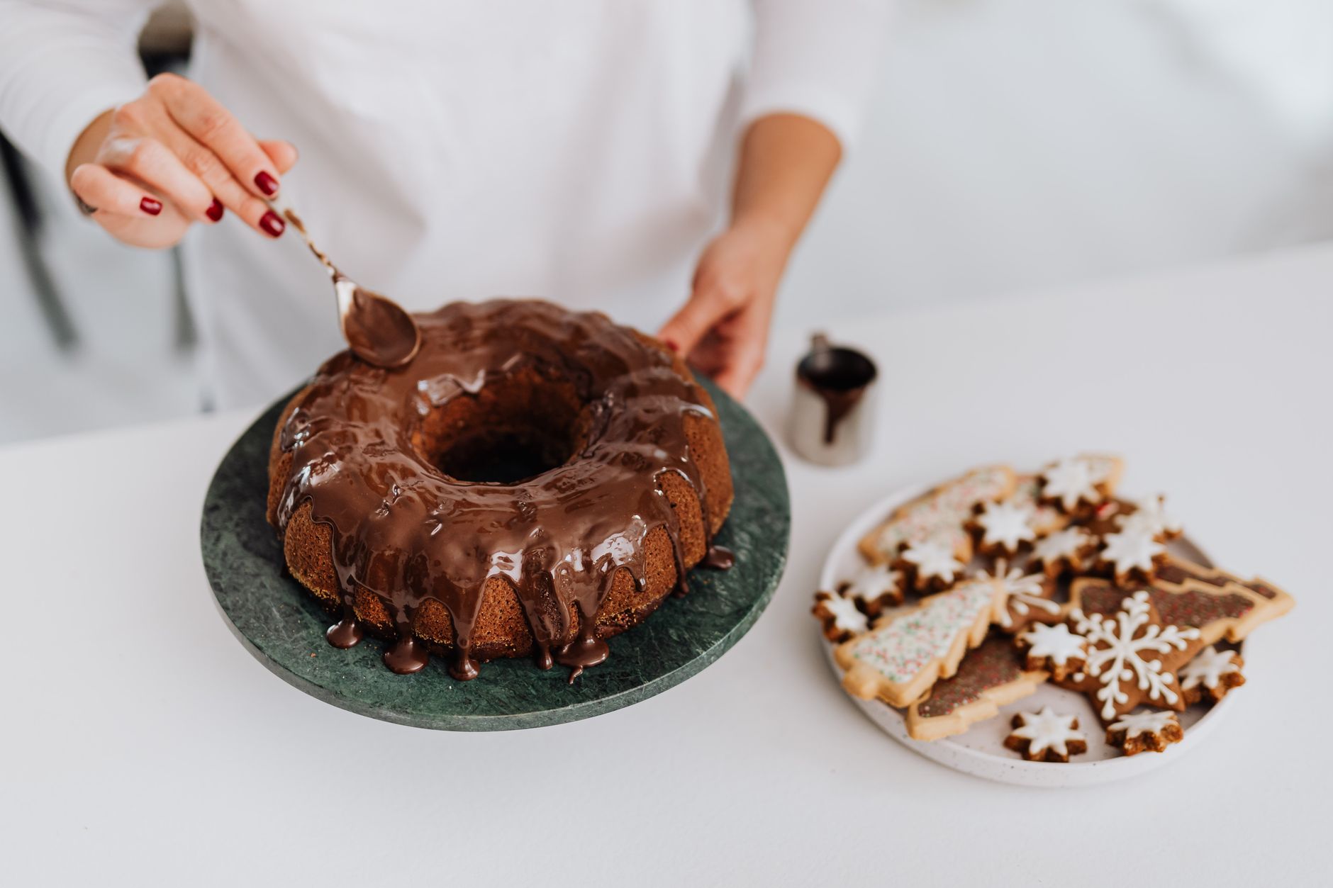 Glaçage au chocolat brillant pour — gâteau avec glaçage au chocolat brillant