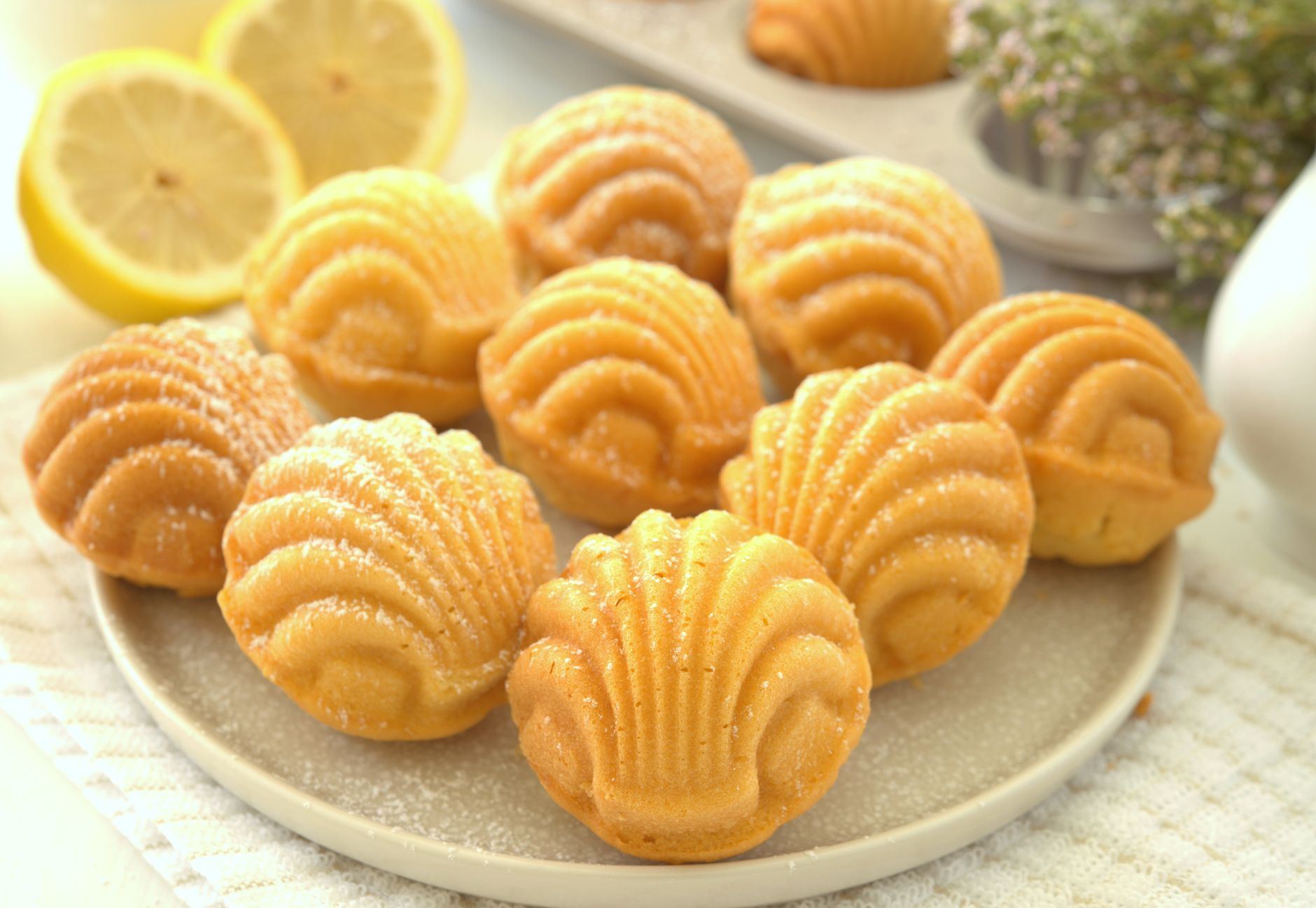 Madeleines de Cyril Lignac la — madeleines au citron fraîchement cuites