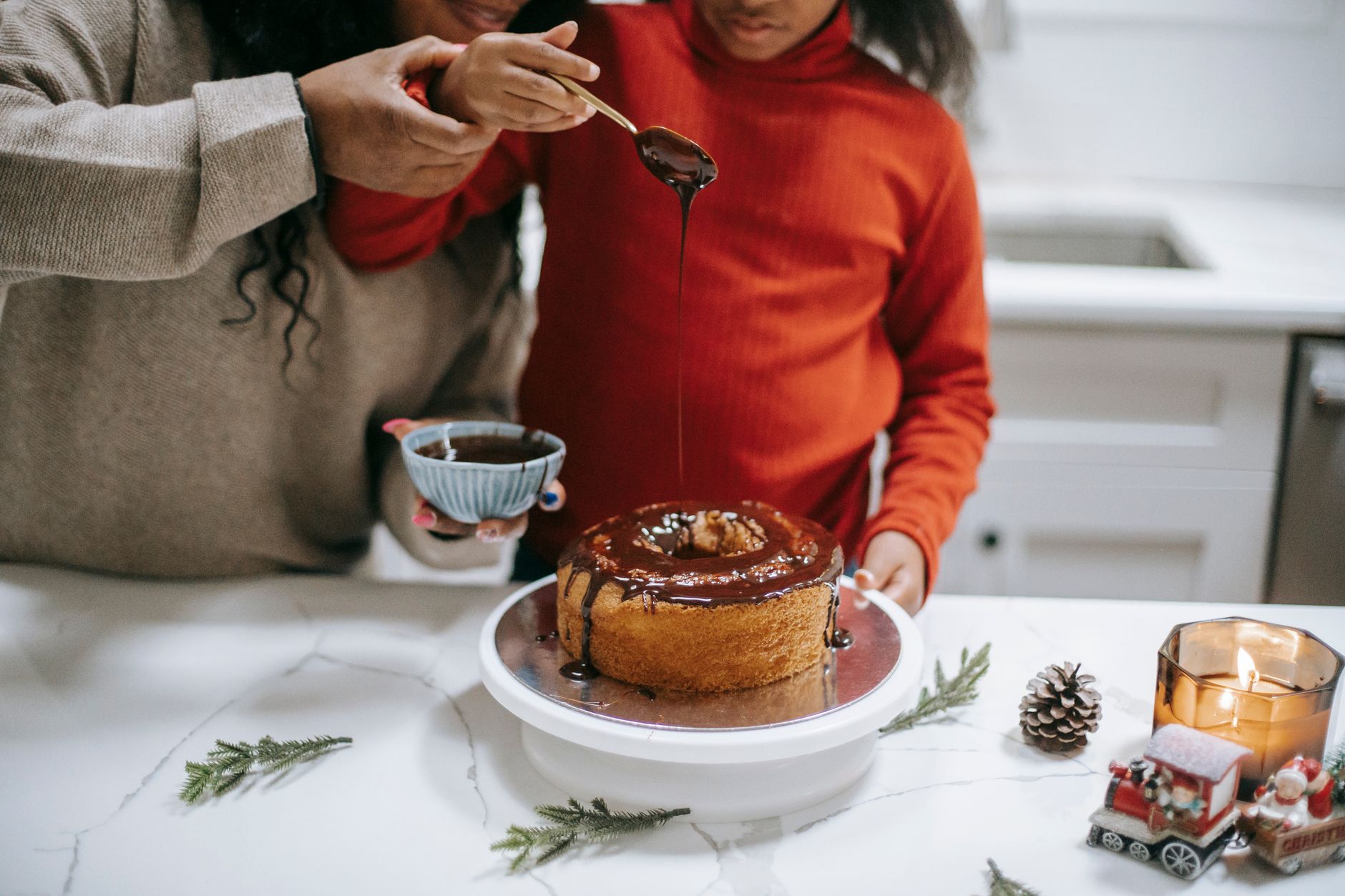 Nappage au chocolat facile et brillant en 5 minutes : la base à connaître par cœur — gâteau nappé de chocolat brillant