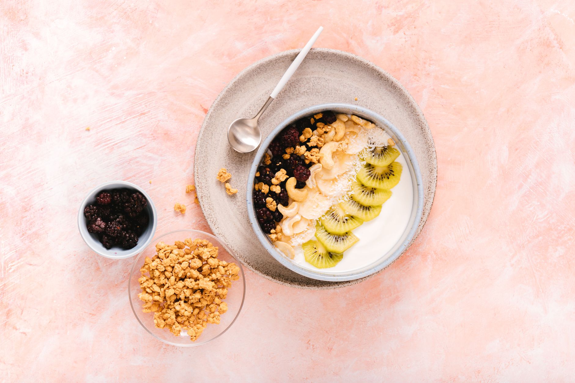 Remplacer la crème fraîche par yaourt, skyr et fromage blanc dans les recettes du quotidien — bol de yaourt avec fruits frais