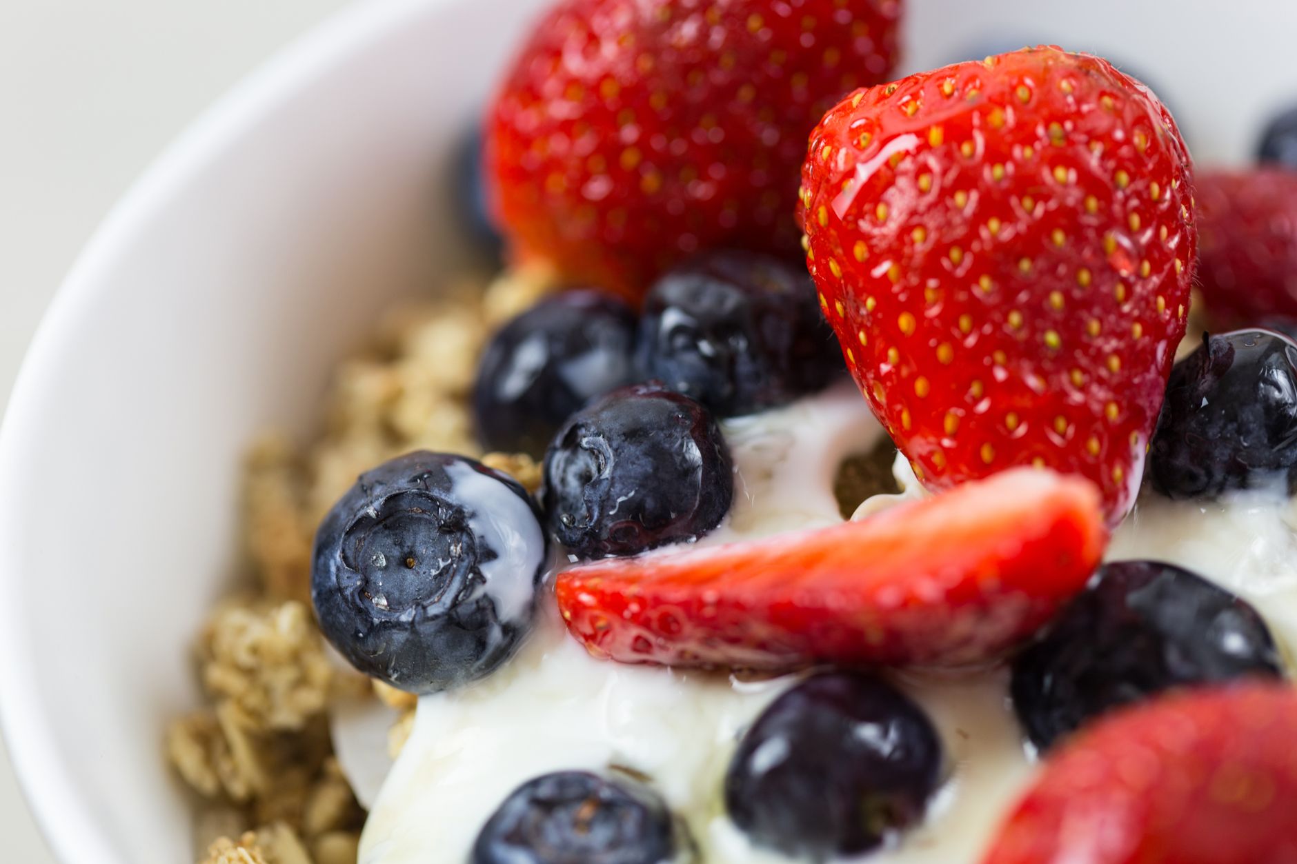 Par quoi remplacer la crème — bol de yaourt avec fruits frais