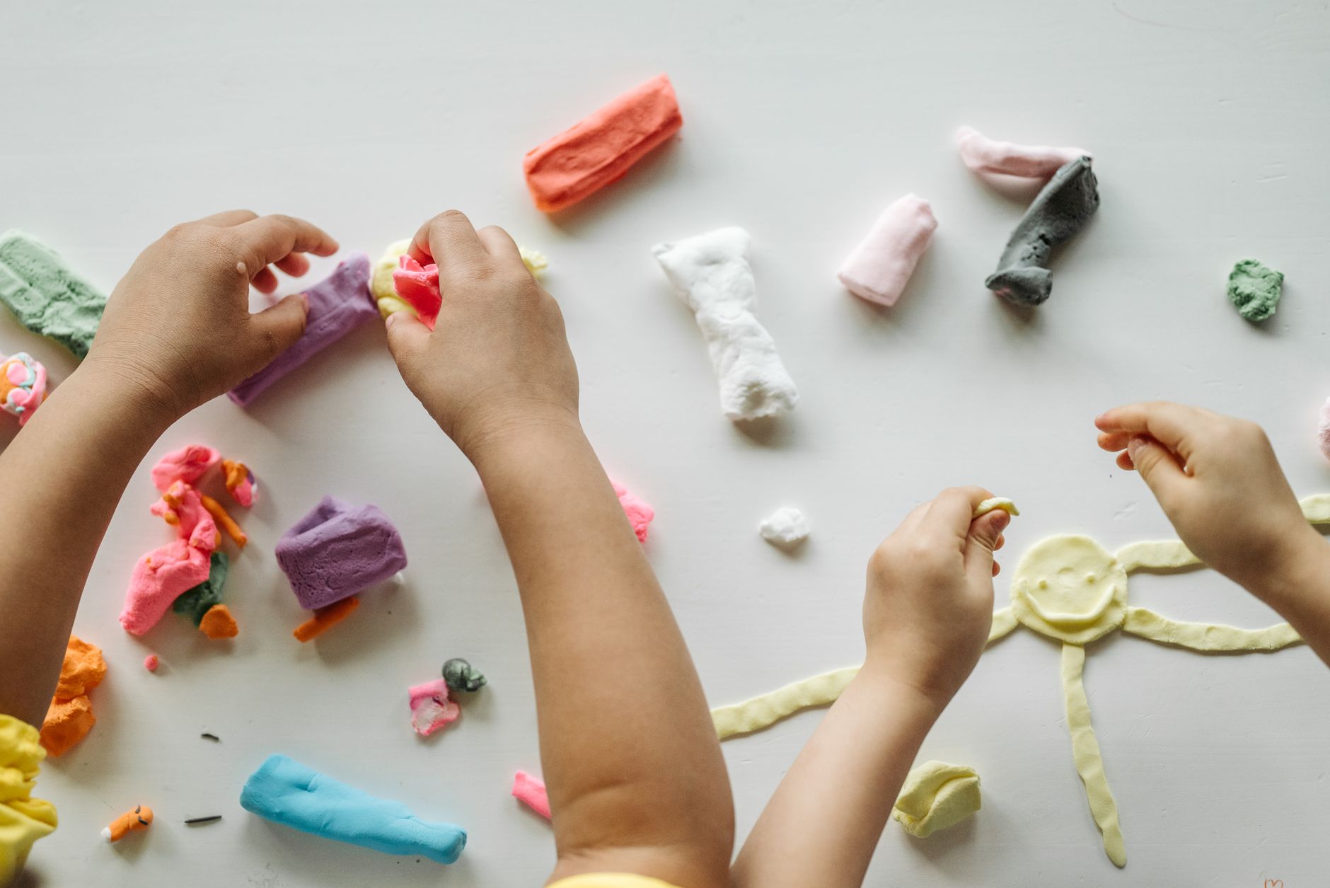 Pâte à sel maison : la recette de base expliquée pas à pas pour les enfants — enfants fabriquant des créations en pâte à sel