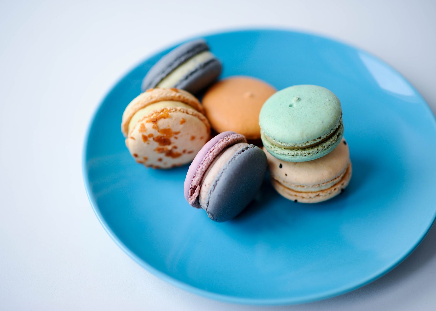 Réussir des macarons faciles et — macarons colorés sur une assiette