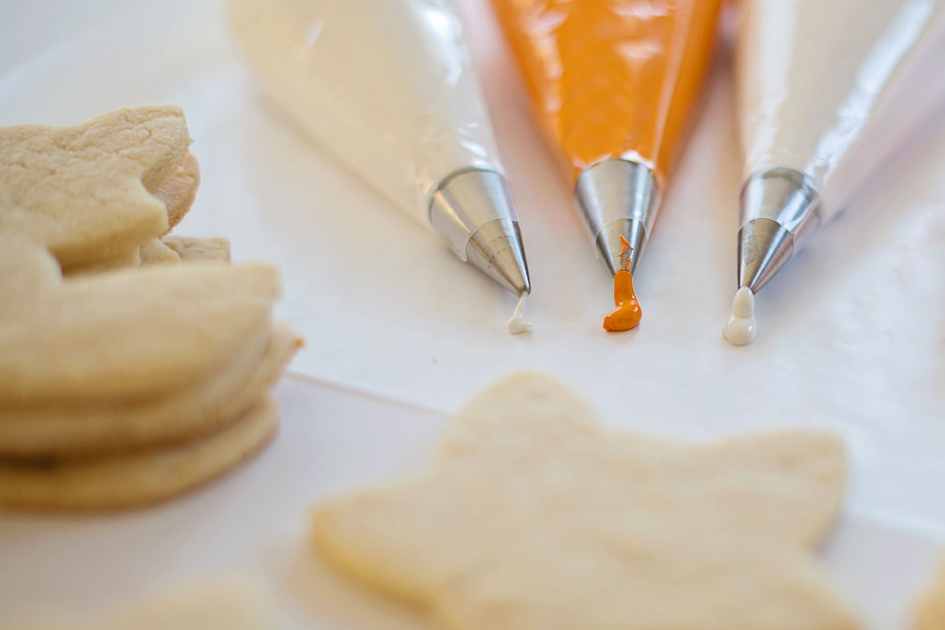 Spritz alsaciens et sablés viennois, une histoire de biscuits sablés à la douille — biscuits spritz décorés à la douille