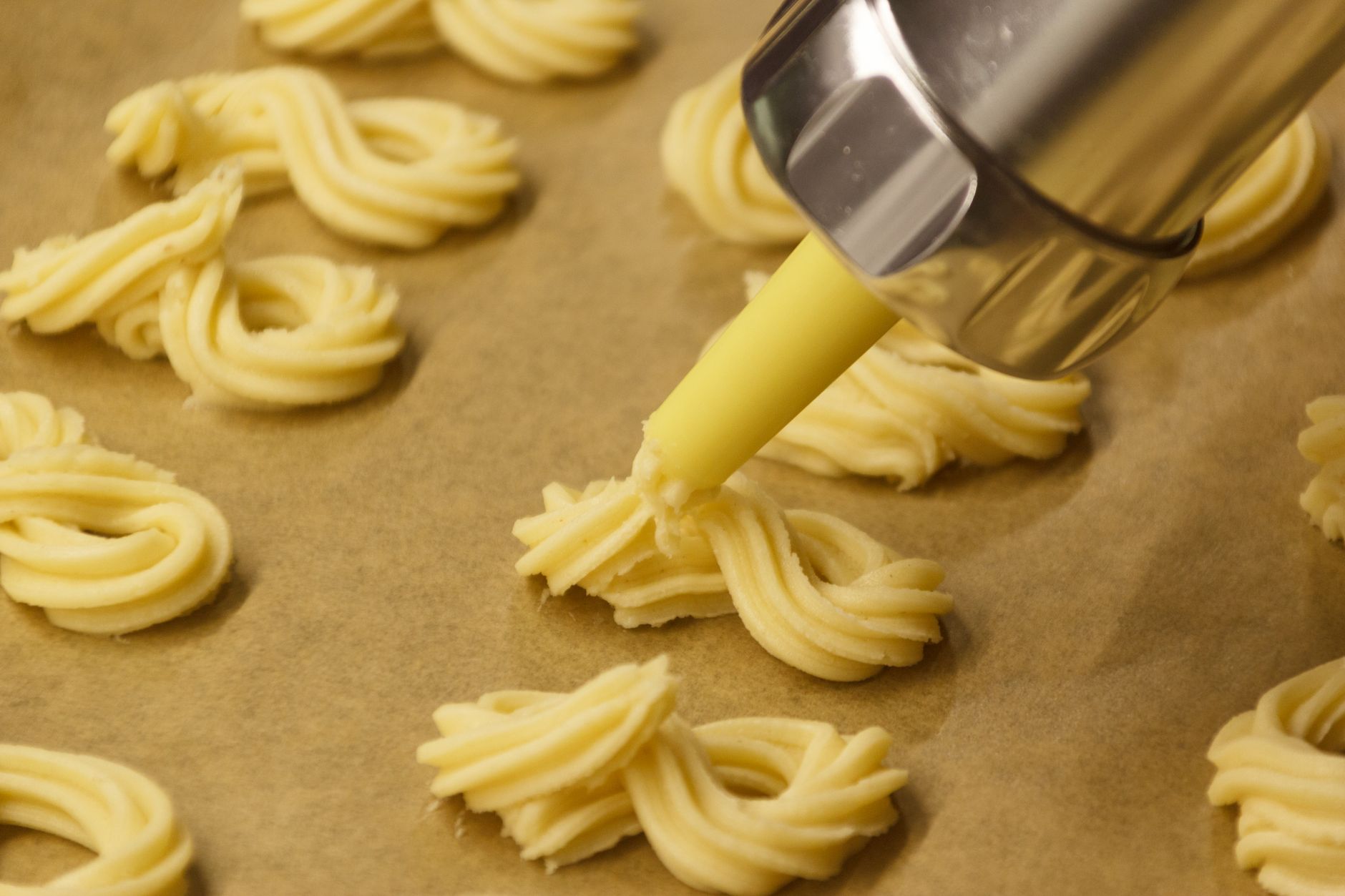 Spritz alsaciens, les biscuits sablés — biscuits spritz décorés à la douille
