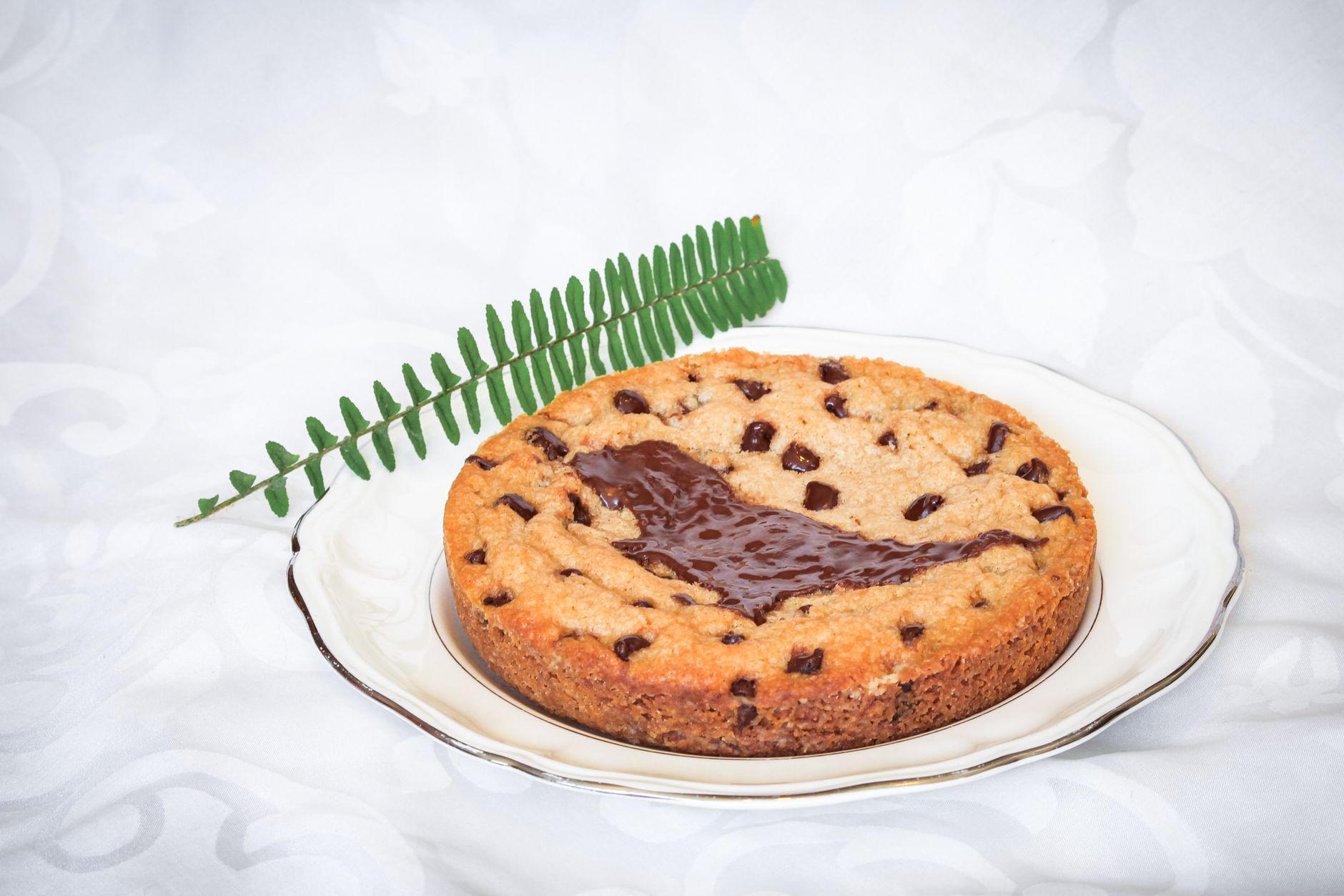 Un cookie géant moelleux aux — cookie géant aux pépites de chocolat