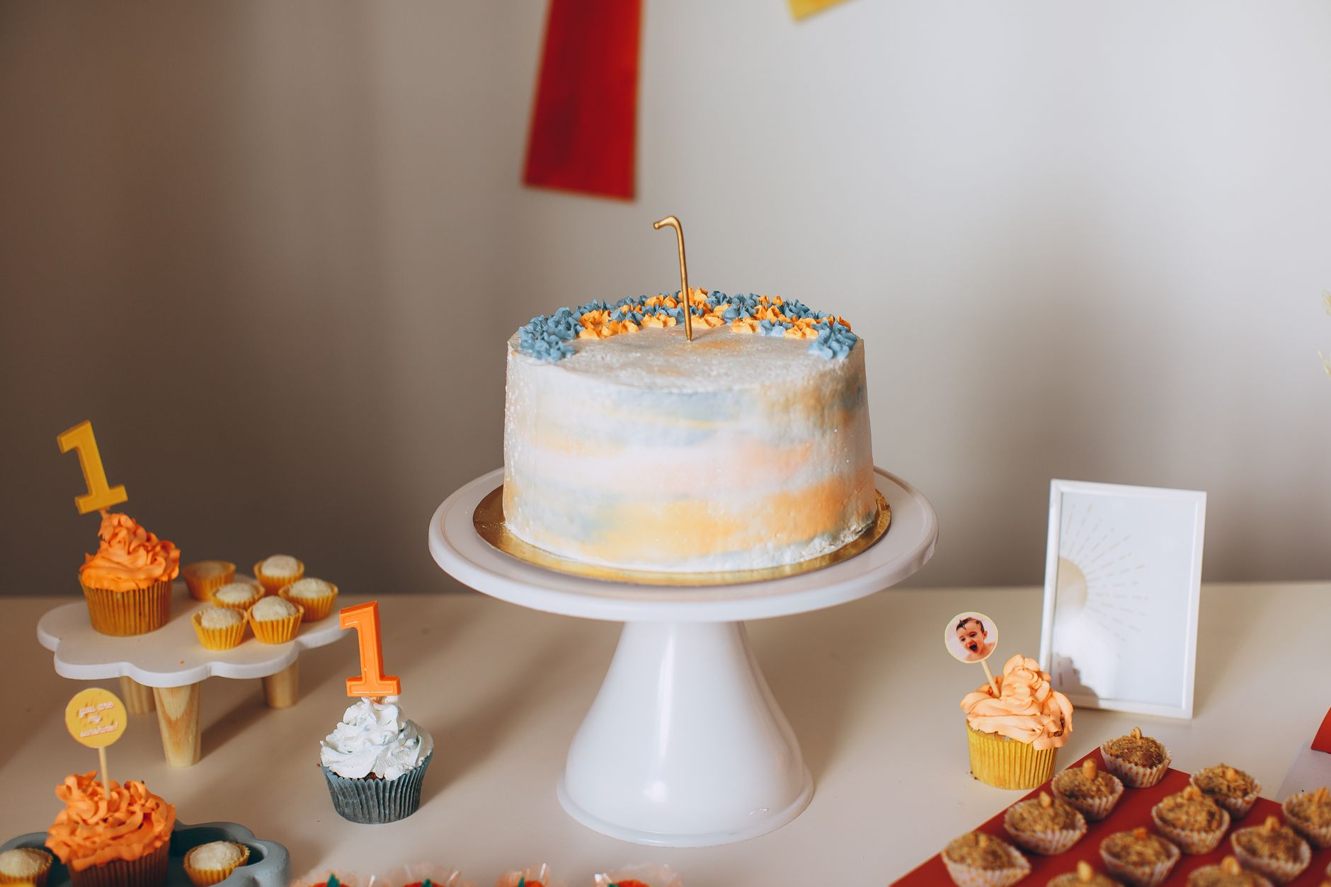 Un gâteau d'anniversaire original et — gâteau d'anniversaire coloré avec décorations