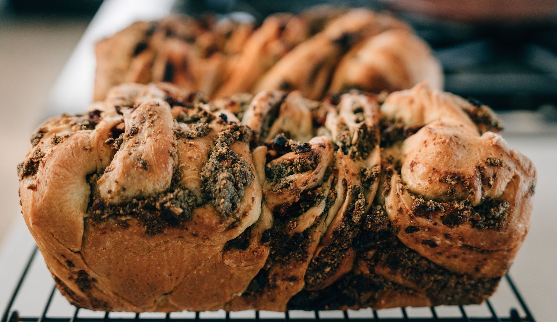 Une brioche filante et moelleuse qui s’effiloche à la main : comprendre la texture — pain brioché moelleux et filant