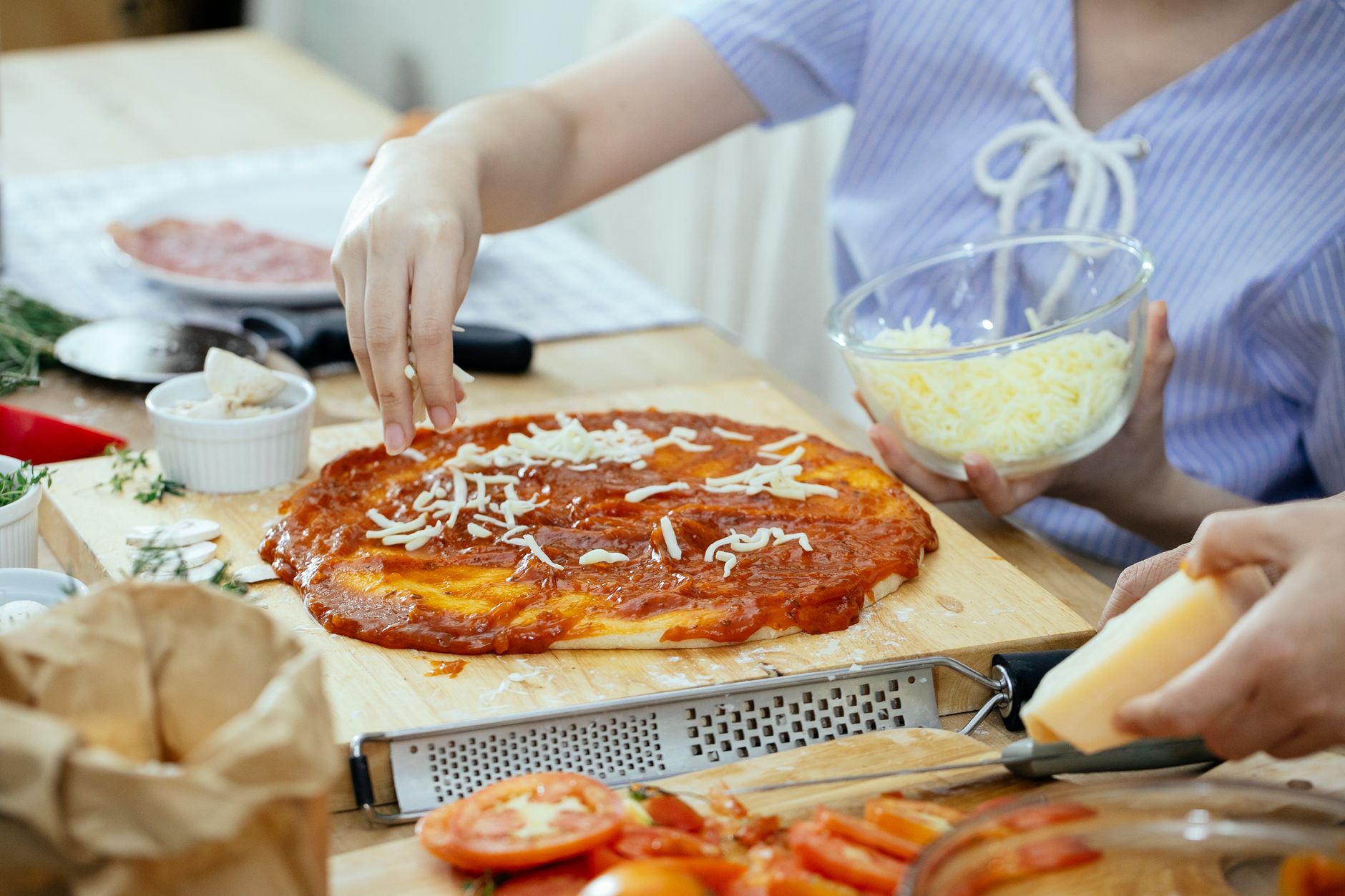 Pâte à pizza moelleuse et levée : comprendre la magie de la fermentation — pâte à pizza fraîche levant dans un bol