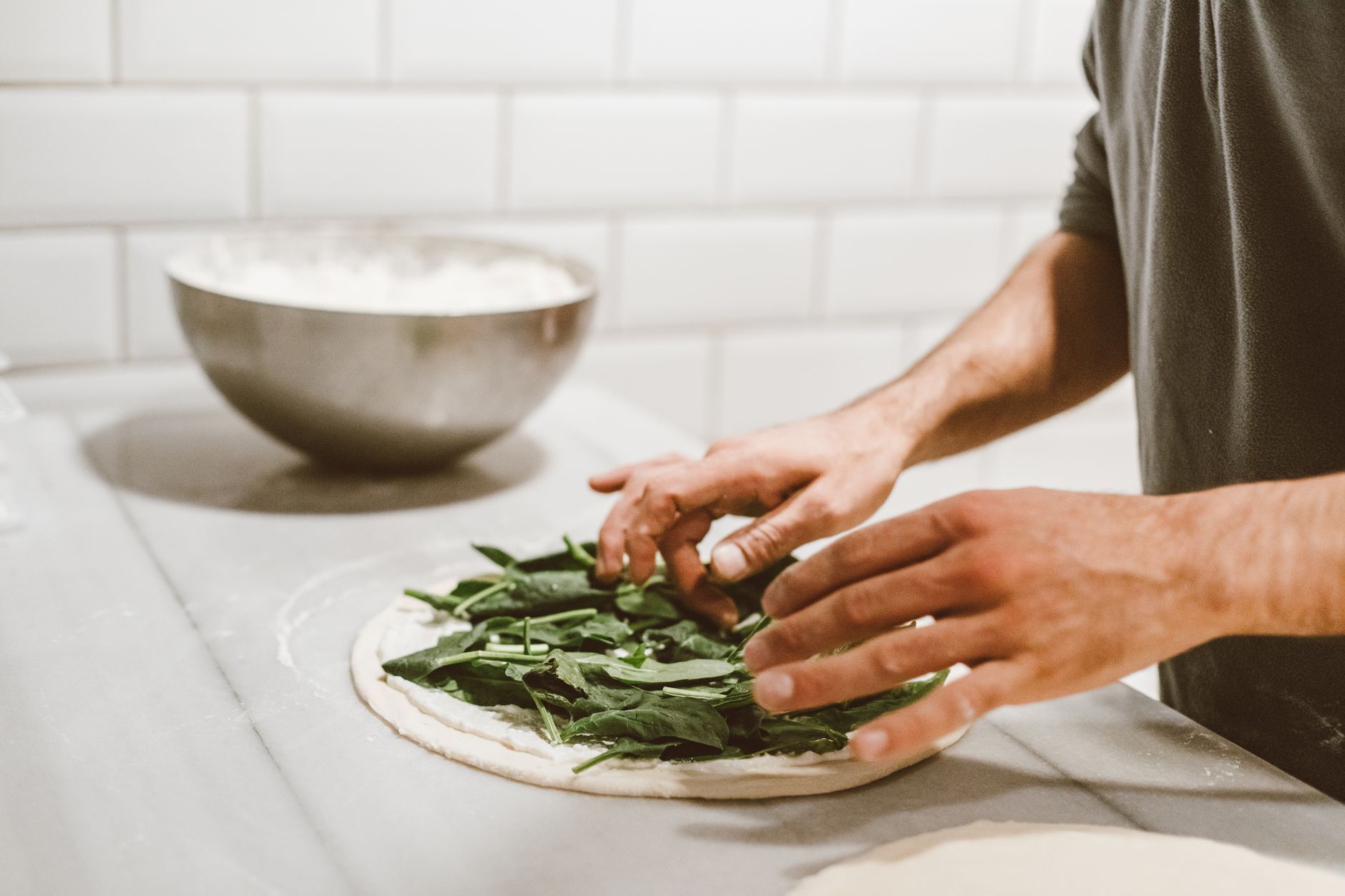 Une pâte à pizza moelleuse — pâte à pizza fraîche levant dans un bol